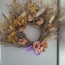 Il mio progetto del corso: Creazione di una ghirlanda con fiori secchi. Un progetto di Design, Interior design, Paesaggismo, DIY e Design floreale e vegetale di pascalidaniela - 27.09.2023