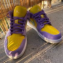 My project for course: Air Jordan 1 Customization. Un progetto di Design di accessori, Fashion design, Pittura acrilica, DIY, Upc e cling di kid.svadja - 04.10.2023