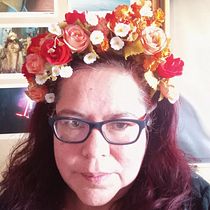 Mi proyecto del curso: Tocado floral: crea tu complemento de flores. Accessor, Design, Fashion Design, DIY, Floral, and Plant Design project by patiojedamayorga - 10.04.2023
