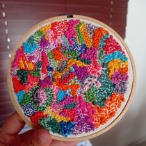 Práctica de puntadas en una pieza decorativa :). Bordado, Costura, DIY, Upc, cling, e Design têxtil projeto de Rodyka Zoe - 29.09.2023