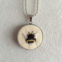 Mi proyecto del curso: Bordado en miniatura: crea joyas textiles. Un projet de Design de bijoux, Broderie , et Design textile de Francisca Vásquez G - 07.10.2023
