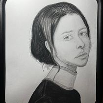 Mi proyecto del curso: Retrato realista con lápiz de grafito. Un progetto di Illustrazione tradizionale, Belle arti, Bozzetti, Disegno a matita, Disegno, Disegno di ritratti, Disegno realistico, Disegno artistico e Disegno anatomico di offaceblack - 07.10.2023