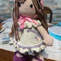 Mi proyecto del curso: Elaboración de muñecas amigurumi románticas. Un proyecto de Artesanía, Diseño de juguetes, Tejido, Crochet, Amigurumi y Diseño textil de la_clau_w - 08.10.2023