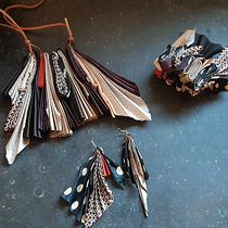 Création de bijoux avec des matériaux trouvés. Un projet de Création d'accessoires, Artisanat, Design de bijoux, Art textile , et Design textile de Marie-Aude Breyne - 10.10.2023