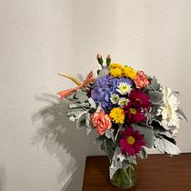 My first bouquet ever . Interior Design, L, scape Architecture, Decoration, DIY, Floral, and Plant Design project by Mayra Cantú - 10.11.2023
