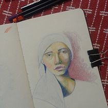 Meu projeto do curso: Desenho de retratos vibrantes com lápis de cor. Drawing, Portrait Drawing, Sketchbook, and Colored Pencil Drawing project by nostarie - 10.06.2023