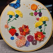 jardim de flores eborboletas. Un projet de Broderie , et Design textile de carla seixas - 12.10.2023