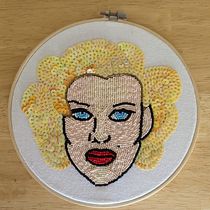 Mi proyecto del curso: Retratos bordados en pedrería. Een project van Ontwerp van accessoires, Borduurwerk,  Interieurdecoratie y Textielontwerp van Ana María Pérez - 15.10.2023