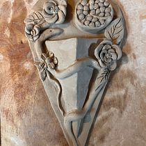 My project for course: Basic Techniques in Decorative Ceramic Modeling. Un progetto di Design di accessori, Artigianato, Belle arti e Ceramica di Bronwyn Beattie - 16.10.2023