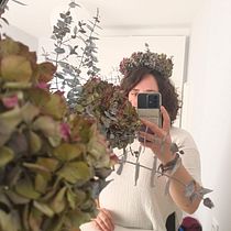 Mi proyecto del curso: Tocado floral: crea tu complemento de flores. Accessor, Design, Fashion Design, DIY, Floral, and Plant Design project by sabela.rodriguez - 10.17.2023
