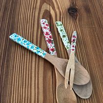 Mi proyecto del curso: Pintura sobre madera: decora tus utensilios Ein Projekt aus dem Bereich H, werk, Malerei, Musterdesign, Malerei mit Acr, l, Botanische Illustration, DIY und Dekoratives Malen von Valentina Fantoni - 27.10.2023