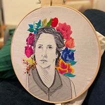 : Creación de retratos bordados. Un projet de Broderie , et Design textile de Ya Tb - 20.10.2023