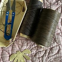 Una pequeña flor. Un projet de Création d'accessoires, Artisanat, Design de bijoux , et DIY de Maria Govantes - 29.10.2023