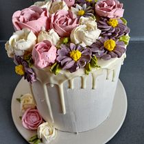 Mon projet du cours : Cake design avec des fleurs décoratives à la crème au beurre. Design, and DIY project by Valentine - 10.20.2023