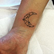 My project for course: Fine Line Tattoo Techniques: Create Meaningful Designs. Un projet de Illustration traditionnelle, Dessin , et Conception de tatouage de xhelenbx - 08.11.2023