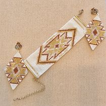 Meu projeto do curso: Design de bijuteria: crie patterns elegantes com miçangas. Accessor, Design, Arts, Crafts, Jewelr, Design, and Fiber Arts project by Joana Amaral - 11.10.2023