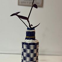 Mi proyecto del curso: Cestería: botellas forradas con cables de colores. Un proyecto de Diseño de complementos, Artesanía, Decoración de interiores, Tejido, Upc, cling y Telar de Olimpia De la Rosa - 12.11.2023