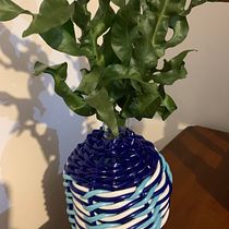 Mi proyecto del curso: Cestería: botellas forradas con cables de colores. Design de acessórios, Artesanato, Decoração de interiores, Tecido, Upc, cling, e Tecelagem projeto de Rosa Morales - 13.11.2023