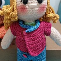 Mi proyecto del curso: Amigurumi: diseño de ropa, pelo y complementos. Projekt z dziedziny Craft, Projektowanie zabawek,  Tkactwo, Sz, dełkowanie, Amigurumi, Wzornictwo tekst i liów użytkownika Daniela Porras - 17.11.2023