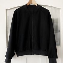 My All Black Bomber Jacket. Un projet de St, lisme, Couture , et Confection de patrons et vêtements de Mirjam - 18.11.2023