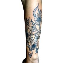 Tattoo Serpiente con Margaritas. Tattoo Design project by Carolina Orozco - 11.20.2023
