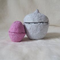 Mein Abschlussprojekt für den Kurs: Objekte aus Papierbrei Ein Projekt aus dem Bereich H, werk, Produktdesign, Kartonmodellbau, Dekoration von Innenräumen, Keramik, DIY, Upc und cling von lilli_landmann - 22.11.2023