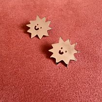 Pink Sun Pins and Earrings (copper). Un projet de Création d'accessoires, Artisanat, Design de bijoux , et DIY de magdalena.czyzewska - 24.11.2023