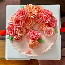 My project for course: Decorative Buttercream Flowers for Cake Design. Design, and DIY project by Luciana Mattos Rodrigues - 11.25.2023