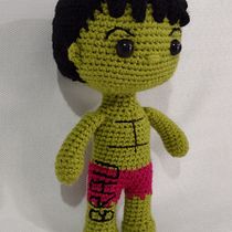 Mi proyecto Pequeño Hulk. Artesanato, Design de brinquedos, Tecido, Crochê, e Amigurumi projeto de Laura Alvarez - 23.11.2023