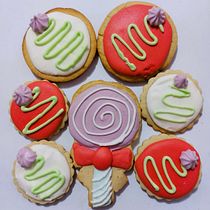 Mi proyecto del curso: Decoración de galletas con royal icing para principiantes. Design, Painting, and DIY project by karlaabigailquintanilla - 11.04.2023