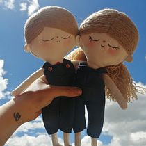 Anastasia y Valentín . Un projet de Artisanat, Conception de jouets, Réseaux sociaux, Photographie smartphone, Photographie de produits, Couture, Photographie pour Instagram , et Confection de patrons et vêtements de Jacqueline Giraldo - 25.11.2023
