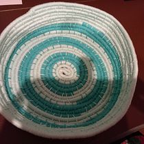 Mijn project van de cursus: Manden weven voor beginners: de spiraaltechniek. Un projet de Création d'accessoires, Artisanat, St, lisme, Art textile , et Design textile de Rianne Bagerman - 03.12.2023