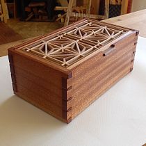 Cofre "Genzai". Arts, Crafts, Furniture Design, Making, Interior Design, DIY, and Woodworking project by Gustav Breitler Guerra - 12.10.2023