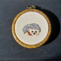 Meu projeto do curso: Bordado em miniatura: crie joias têxteis. Un projet de Design de bijoux, Broderie , et Design textile de ruth_cecilia - 11.12.2023
