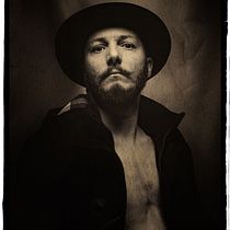 My project for course: Professional Lighting for Studio Photography. Un proyecto de Fotografía, Fotografía de retrato, Iluminación fotográfica, Fotografía de estudio y Fotografía digital de Stefan Kamenov - 20.12.2023