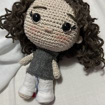 Mi proyecto del curso: Amigurumis: personas tejidas a crochet. Arts, Crafts, To, Design, Fiber Arts, Crochet, Amigurumi, and Textile Design project by Lucia Cortés Valenzuela - 12.25.2023
