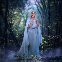 Elfa en el bosque. Photograph, Photograph, Post-production, VFX, Photo Retouching, Fine-Art Photograph, Photographic Composition, and Photomontage project by Marina J. Cervetto - 01.04.2024