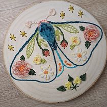 Mon projet du cours : Broderie sur bois :  quand l'art s'inspire de la nature. Un proyecto de Bordado, Carpintería y Diseño textil de Anne-marie Dufour - 06.01.2024