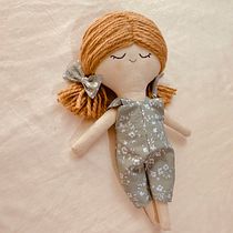 Mi proyecto del curso: Muñecos de tela: diseño, costura y creación de contenido. Un projet de Artisanat, Conception de jouets, Réseaux sociaux, Photographie smartphone, Photographie de produits, Couture, Photographie pour Instagram , et Confection de patrons et vêtements de Margarita Maya - 02.01.2024