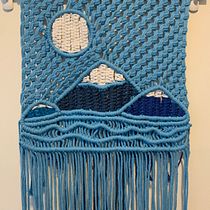 My project for course: Basic Macramé: Knot Nature-Inspired Tapestries (The 3 Winter Sisters) I still need to tidy up the back and cut the ends.. Un progetto di Macramè e Textile Design di trina_maclean - 12.01.2024