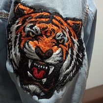 Tigre Feroz / Mi proyecto del curso: Diseño de moda: pintura y bordado sobre prendas. Un proyecto de Pintura, Diseño de moda, Bordado, DIY, Upc, cling y Diseño textil de asandovals - 14.01.2024