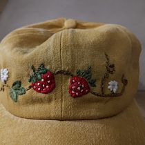 strawberries on a cap. Arts, Crafts, Pattern Design, Embroider, Fiber Arts, Botanical Illustration, Upc, cling, and Textile Design project by agus_kaczmarczyk - 01.15.2024