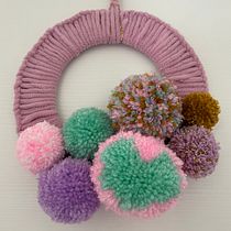 Il mio progetto del corso: Disegno e creazione di pon-pon. Artesanato, Decoração de interiores, DIY, e Design têxtil projeto de Claudia - 16.01.2024