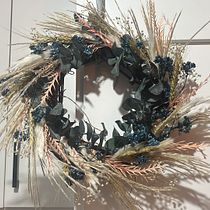 Mi proyecto del curso: Creación de coronas con flores secas. Un progetto di Design, Interior design, Paesaggismo, DIY, Design floreale e vegetale e Textile Design di velarde_gabriela - 17.01.2024