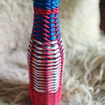 Mi proyecto del curso: Cestería: botellas forradas con cables de colores. Un proyecto de Diseño de complementos, Artesanía, Decoración de interiores, Tejido, Upc, cling y Telar de Mercedes Rodríguez - 21.01.2024