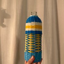 Mi proyecto del curso: Cestería: botellas forradas con cables de colores. Un proyecto de Diseño de complementos, Artesanía, Decoración de interiores, Tejido, Upc, cling y Telar de Carolina Viacava - 25.01.2024