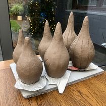 Keramik: Stücke zur Pflanzenbewässerung. Un projet de Création d'accessoires, Artisanat, Beaux Arts, Céramique , et DIY de Veronika Mainz - 26.01.2024