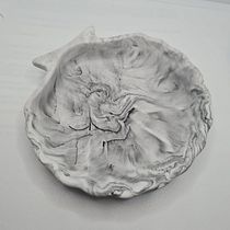Meu projeto do curso: Acessórios para a casa em terrazzo com resina Jesmonite. Un proyecto de Artesanía, Diseño y creación de muebles					 de nidia_natal - 26.01.2024