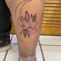 Mi proyecto del curso: Tatuaje botánico Luna y lirios. Ilustração tradicional, Desenho de tatuagens e Ilustração botânica projeto de Bimbo Rios - 29.01.2024