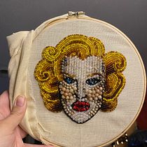 My project for course: Beaded Embroidery Portraits. Een project van Ontwerp van accessoires, Borduurwerk,  Interieurdecoratie y Textielontwerp van Cheyenne Sosman - 30.01.2024